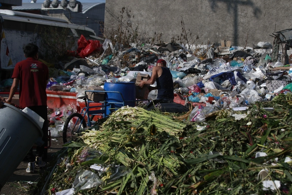 La producción de basura engendra en sí una paradoja cruel, a más desarrollo más residuos se generan; cuantos más residuos se generan, menos desarrollados estamos. Foto Alfredo Domínguez / Archivo