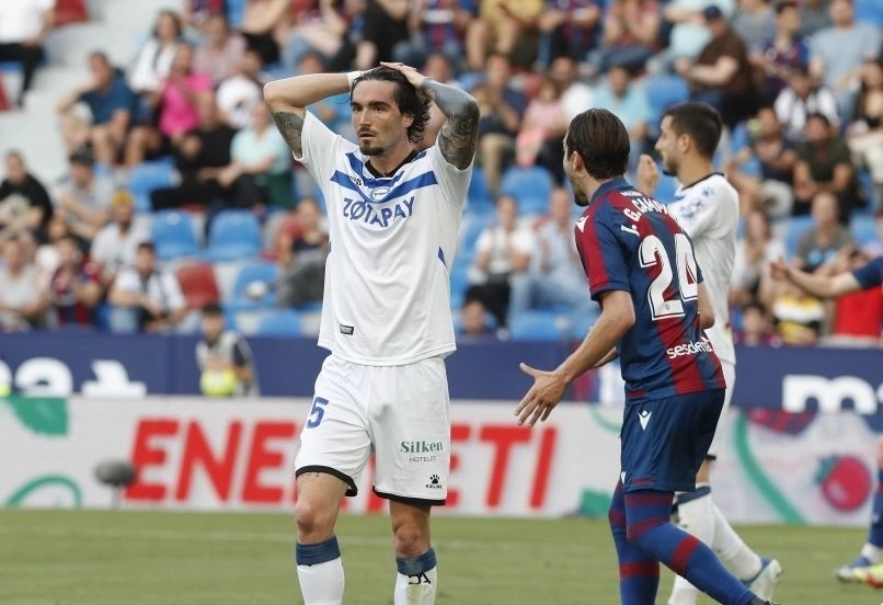 En la parte baja de la clasificación, el Deportivo Alavés (20º) certificó su descenso a la Segunda División española, luego de perder 3-1 en Levante. Foto Europa Press