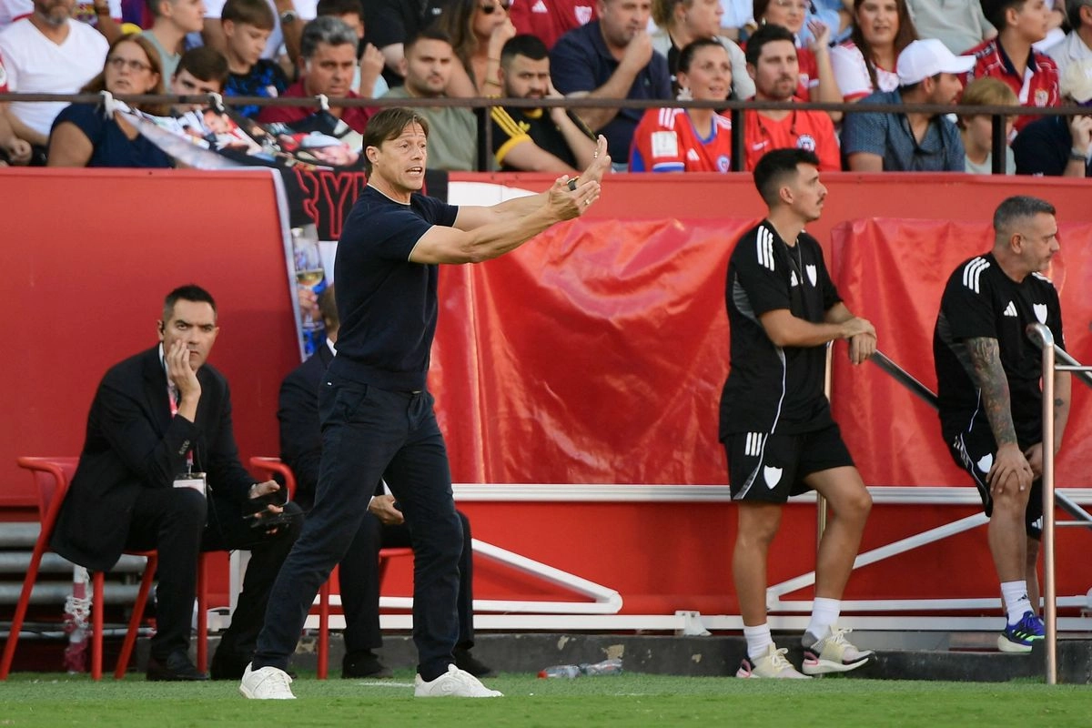 El entrenador argentino del Sevilla, Matías Almeyda, hace un gesto durante el partido de la liga española entre el Sevilla FC y el FC Barcelona en el Estadio Ramón Sánchez Pizjuán de Sevilla el 5 de octubre de 2025. Foto