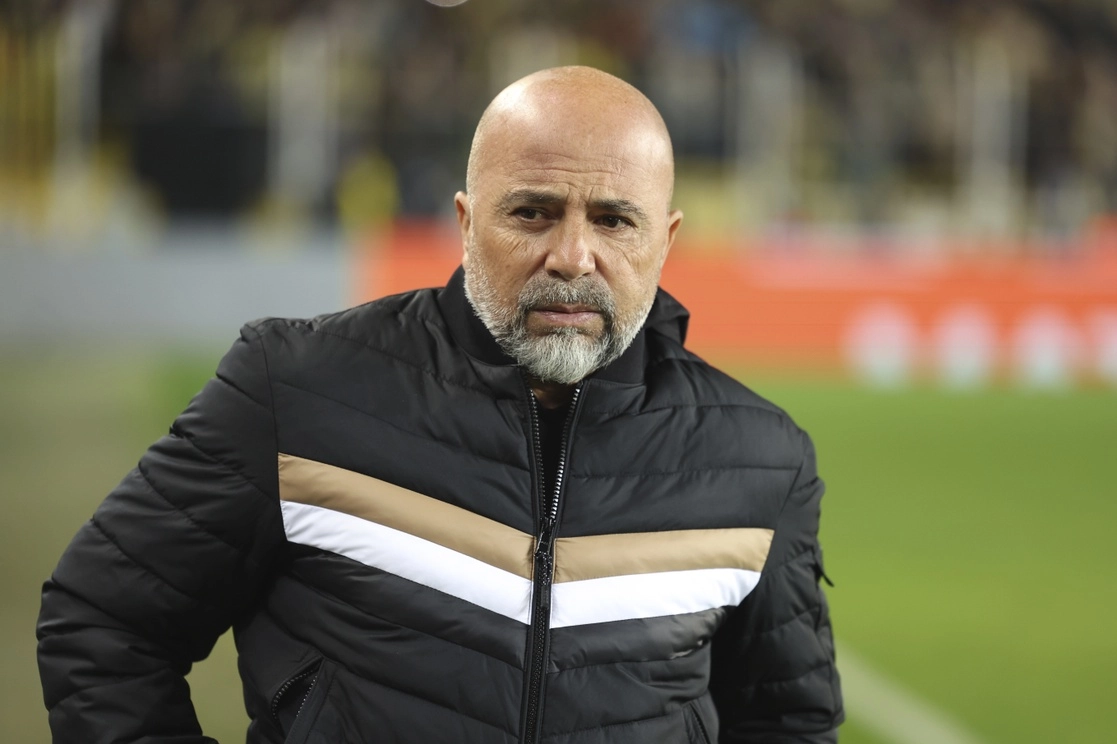 El Sevilla anunció la destitución del técnico argentino Jorge Sampaoli después de no lograr enderezar el rumbo del equipo sevillano. Foto Ap / Archivo