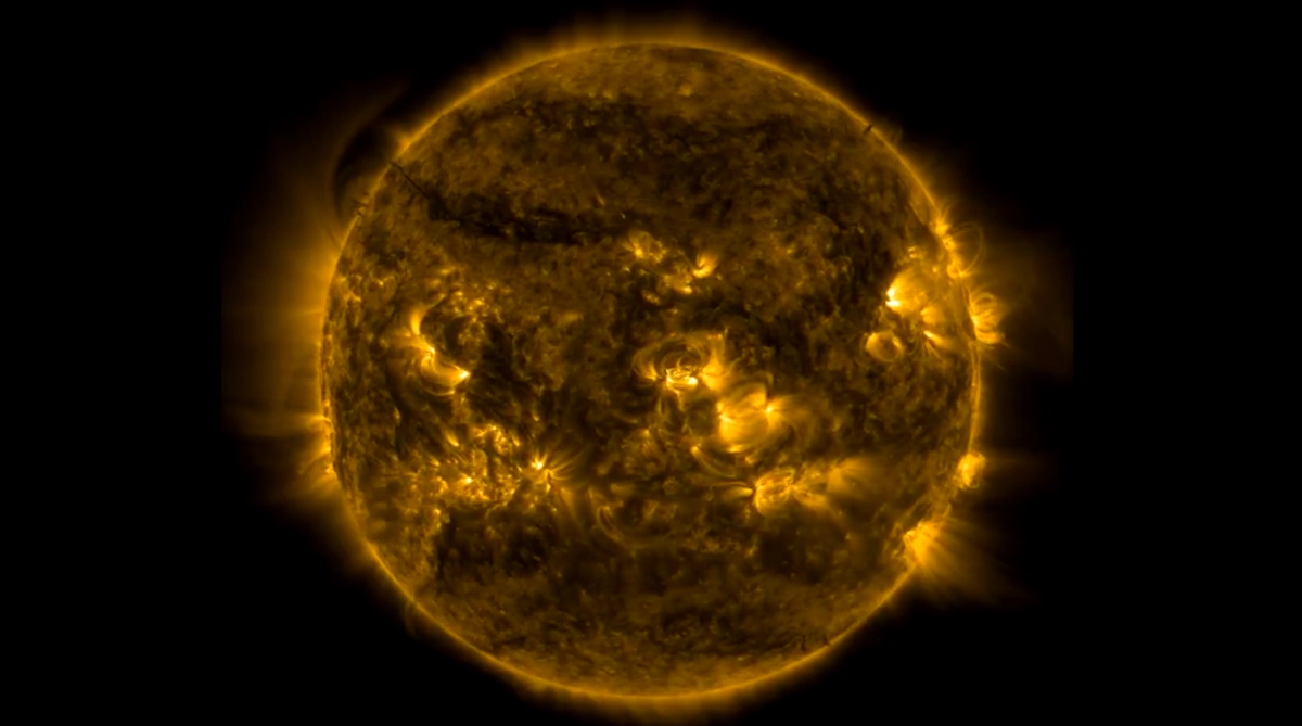 Las partículas cargadas emitidas por el Sol durante estos eventos solares pueden perturbar la atmósfera y el campo magnético de la Tierra.