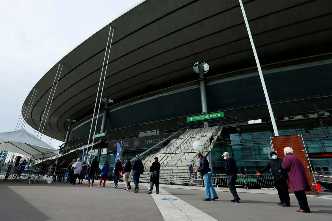 La gente llega al Stade de France para vacunarse contra el Covid-19 en Saint-Denis, en las afueras de París, el 6 de abril de 2021. Foto Pool vía Ap