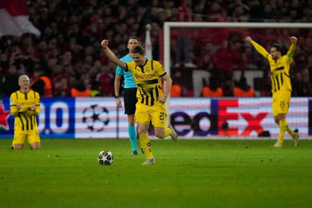 Los jugadores del Dortmund celebran tras el partido de vuelta de los octavos de final de la Liga de Campeones entre el Lille y el Borussia Dortmund, en Villeneuve-d'Ascq. 