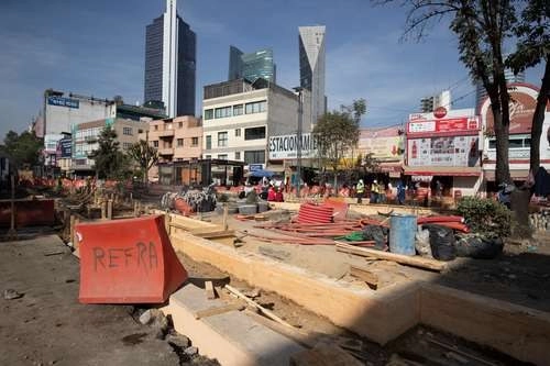 Trabajos de remodelación en avenida Chapultepec, en su cruce con la calle Sevilla, a cargo de las autoridades de la Ciudad de México. Foto Pablo Ramos