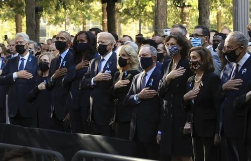  De izquierda a derecha, el ex presidente Bill Clinton y Hillary Clinton; el ex mandatario Barack Obama y Michelle Obama; el presidente Joe Biden y su esposa, Jill Biden; el ex alcalde de Nueva York Michael Bloomberg y su pareja, Diana Taylor; la presidenta de la Cámara de Representantes, Nancy Pelosi, y el líder demócrata en el Senado, Chuck Schumer, ayer en el Museo y Monumento Nacional del 11-S en Nueva York. Foto Afp