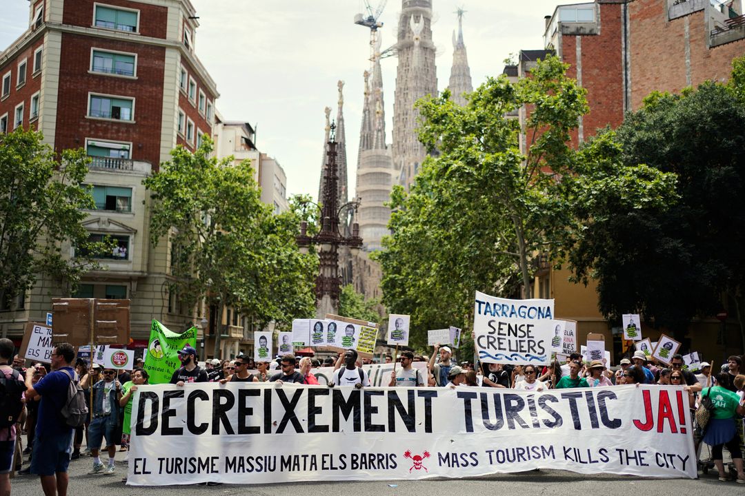 La Jornada - Miles salen a las calles en el sur de Europa contra el turismo  masivo y depredador