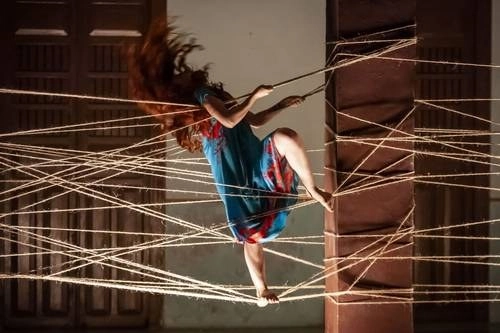 Escena de la obra ‘Wilma’, escrita e interpretada por Itzhel Razo, que la noche del domingo concluyó temporada en el teatro El Milagro. Próximas funciones de ‘La invención de la historia’, ‘El juego de mamá’ y ‘Eco’. Foto cortesía de la actriz y bailarina