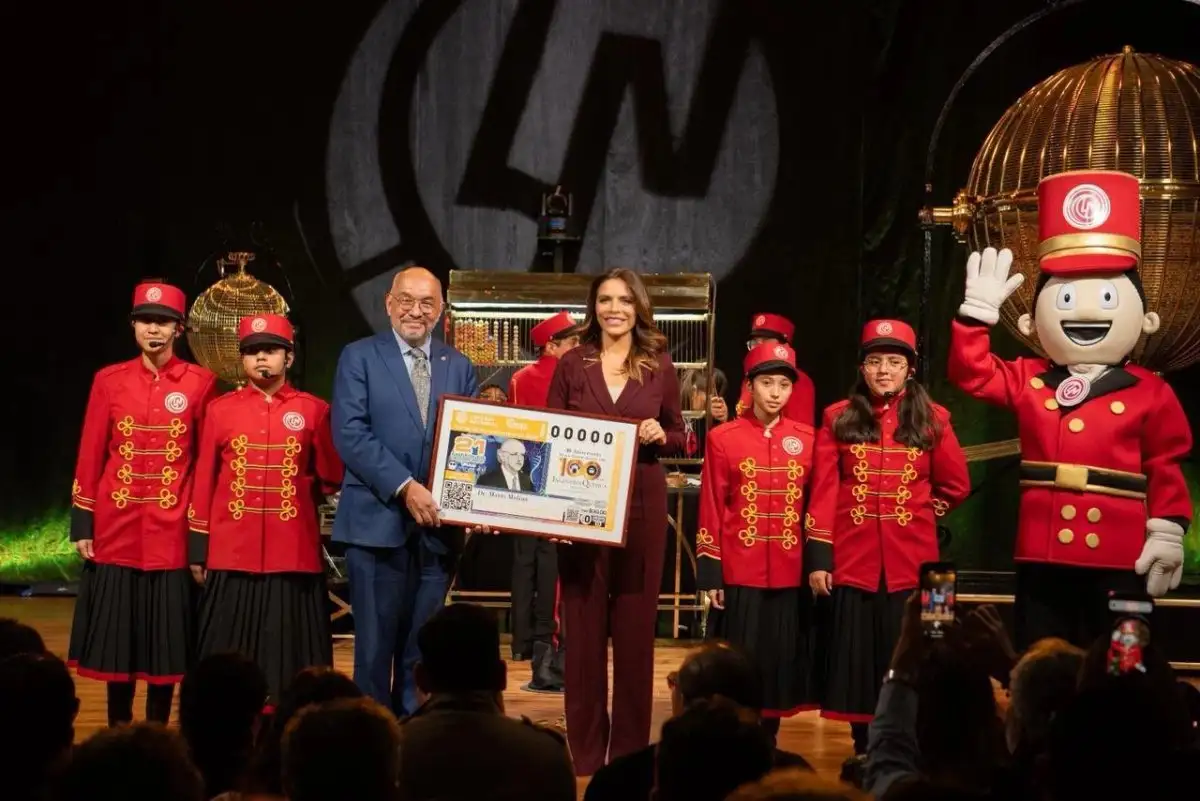 Carlos Amador Bedolla, director de la Facultad de Química de la UNAM, y la titular de la operadora de juegos y sorteos. Foto 