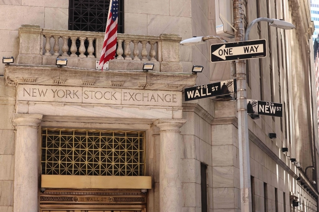 Vista de la Bolsa de Valores de Nueva York (NYSE) en el Distrito Financiero de la ciudad de Nueva York el 5 de agosto de 2024. Las acciones de Wall Street profundizaron sus pérdidas el lunes y Tokio tuvo su peor día en 13 años mientras el pánico se extendía por los parqués bursátiles por temores de recesión en Estados Unidos. Foto Afp