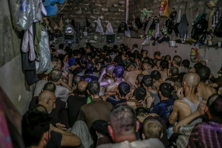 En esta imagen de archivo, tomada julio de 2017, presuntos miembros del grupo extremista EI sentados en una pequeña sala en una prisión en Mosul, Irak. Foto Ap