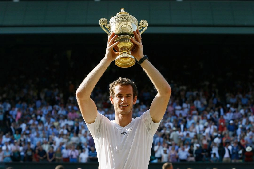 El británico Andy Murray posa con el trofeo tras derrotar a Novak Djokovic de Serbia en la final individual masculina del Campeonato de Tenis de Inglaterra en Wimbledon, Londres, el 7 de julio de 2013. 