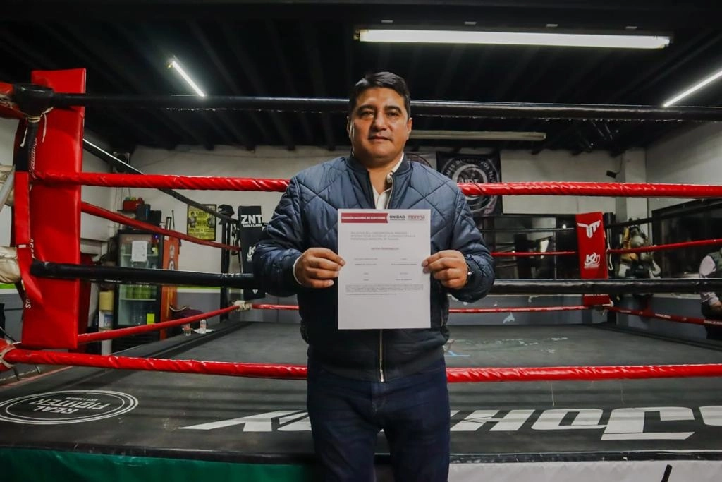 Erik ‘El Terrible Morales’ se registró como aspirante a la candidatura de Morena por la alcaldía de Tijuana. Foto La Jornada Baja California