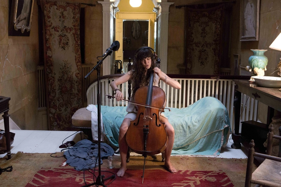 Escena de 'The Visitors' (2012), de Ragnar Kjartansson, que alude "al amor romántico, de ruptura, de nostalgia del lugar, y a la alegría del rencuentro". Foto cortesía del artista