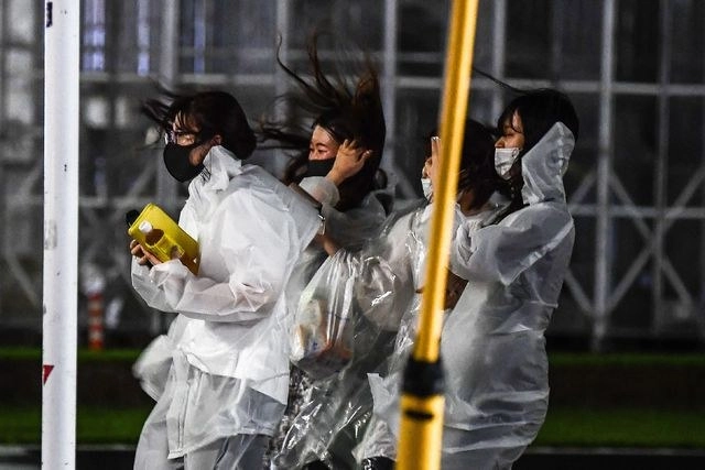 Mujeres caminan en medio de una fuerte lluvia en Kagoshima, Japón. Foto Afp 