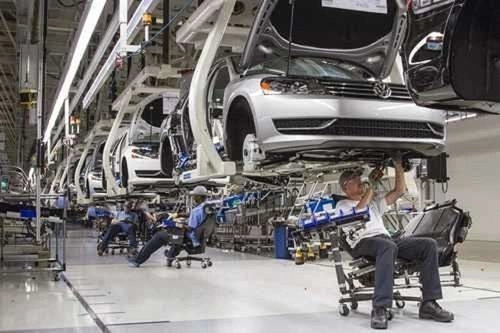 Una armadora de automóviles. Foto La Jornada de Oriente / Archivo