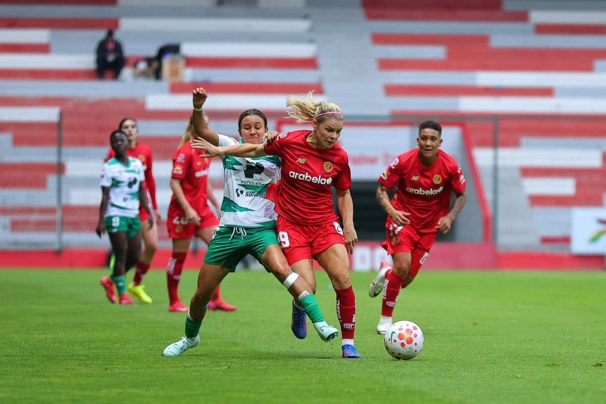 El plantel escarlata desató el festejo en el estadio Nemesio Diez al imponerse con un tanto de la estadunidense Michaela Abam para llegar a cuatro puntos.