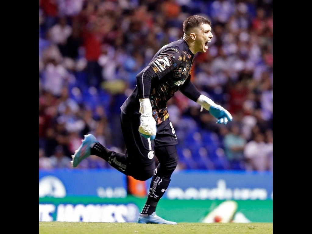 El arquero de los escarlatas fue clave en el partido de ayer, al estar certero en la portería y anotar de penal el gol del triunfo para los Diablos de visita en el estadio Cuauhtémoc. Foto @TolucaFC
