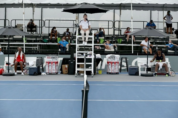 Las hermanas Venus y Serena Williams descansa entre juegos durante el Top Seed Open, el 13 de agosto de 2020 en Lexington, Kentucky. Foto Afp