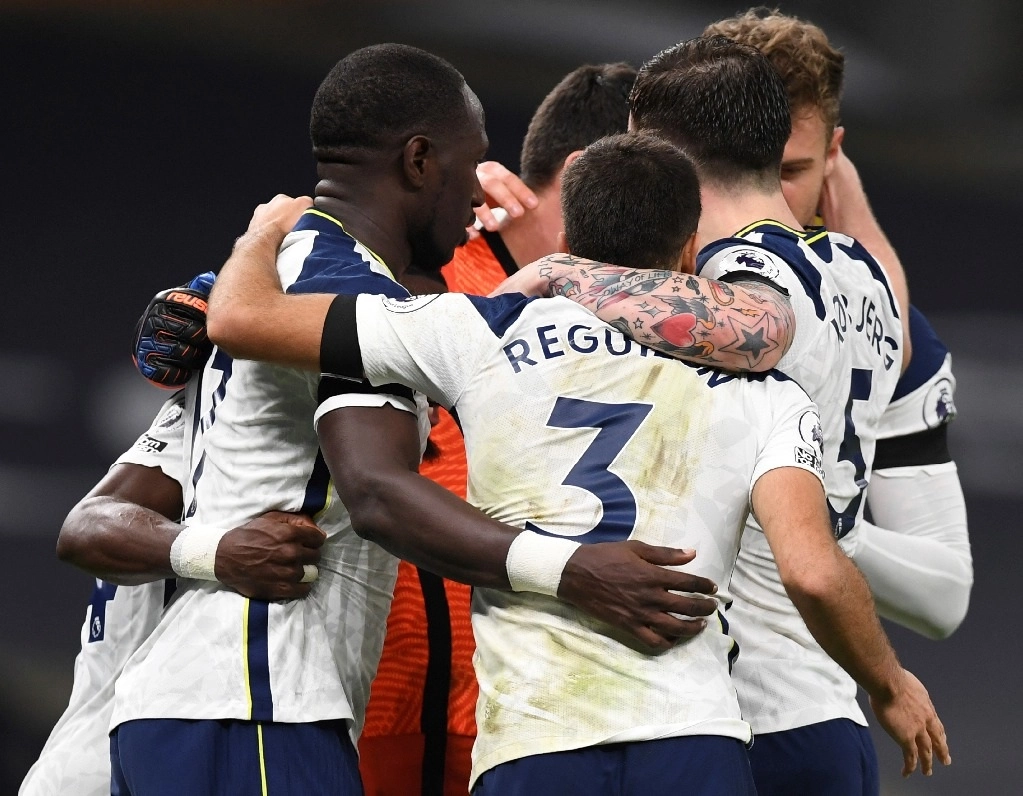 Jugadores del Tottenham celebran el triunfo. Foto Ap