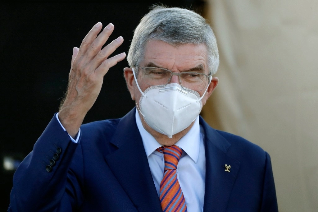 El presidente del COI, Thomas Bach, saluda antes de la ceremonia del podio para el evento de élite femenino, en el Campeonato Mundial de ciclismo de ruta, en Imola, Italia, el sábado 26 de septiembre de 2020. Foto Ap