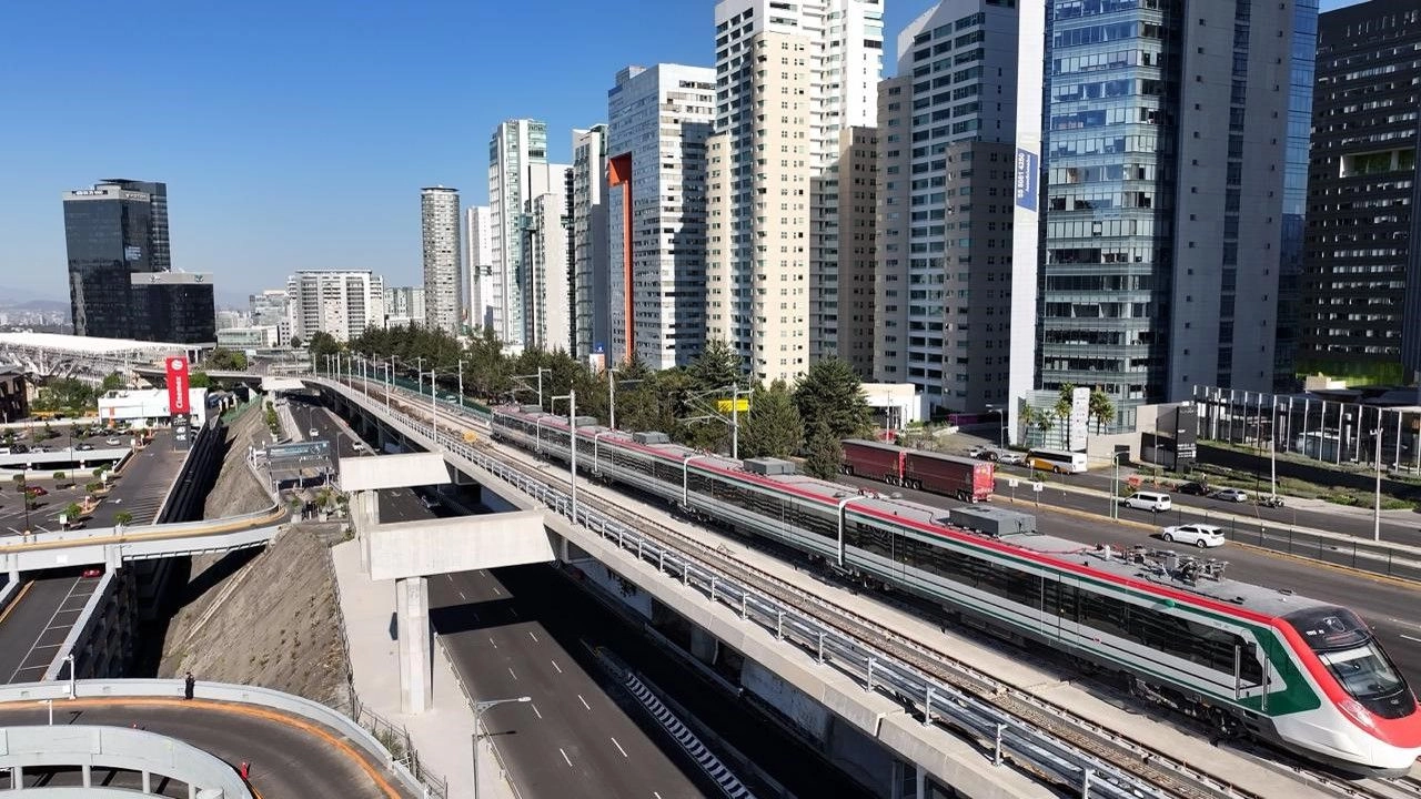 Las obras del Tren Interurbano México-Toluca, bautizado El Insurgente, contará con tres estaciones en la Ciudad de México, una de las cuales conectará con la línea 1 del Metro. 