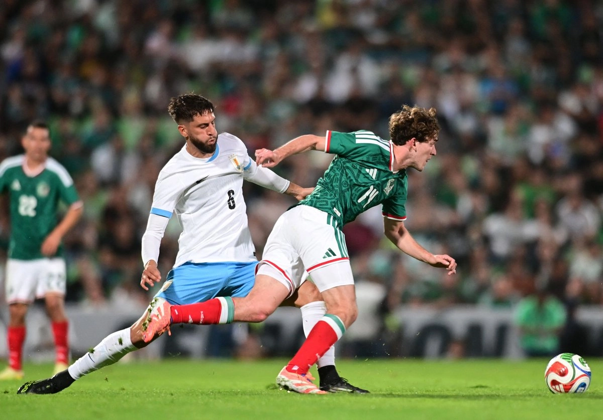 El centrocampista uruguayo Rodrigo Betancur (#06) y el centrocampista mexicano Marcel Ruiz (#14) disputan el balón durante el partido amistoso internacional entre México y Uruguay en el estadio Corona de Torreón, Coahuila, México, el 15 de noviembre de 2025. Foto