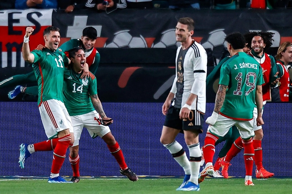 Erick Sánchez (14) celebra el gol con el que México se ponía al frente 2-1 ante Alemania durante un partido amistoso celebrado en el Lincoln Financial Field de Filadelfia, que terminó en empate 2-2. Foto Afp