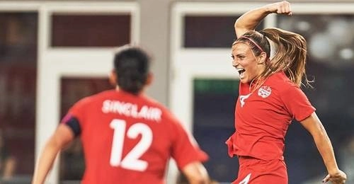 helina Zadorsky celebra su anotación, con la que el equipo canadiense selló la victoria.Foto tomada de la cuenta de Twitter @CanadaSoccerEN