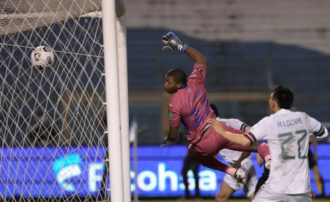 El portero hondureño Roberto López, ya vencido, observa que el balón va al fondo de las redes, impulsado por el mexicano Edson Álvarez, en el gol definitivo del partido que ganó México 1-0 en San Pedro Sula, Honduras, y que permite al equipo tricolor avanzar en la búsqueda de un lugar en Qatar 2022. Foto Ap