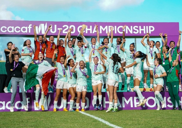 La escuadra mexicana rompió la hegemonía de Estados Unidos al vencerla 2-1 en el torneo que se realizó en República Dominicana. Es la segunda ocasión que las juveniles de esa categoría logran el título, además de que terminaron invictas. Foto tomada de Twitter @FMF