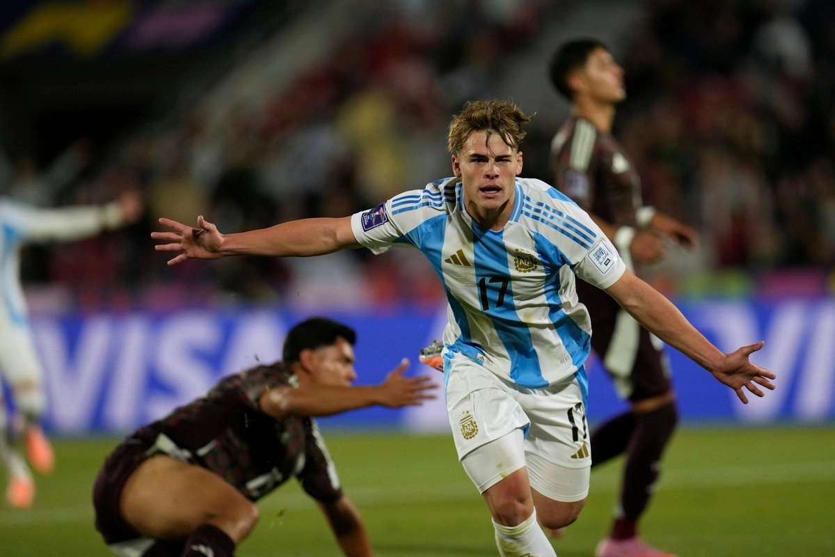 Mateo Silvetti sentenciaría el partido al marcar el segundo gol de la Albiceleste contra el Tri. Foto