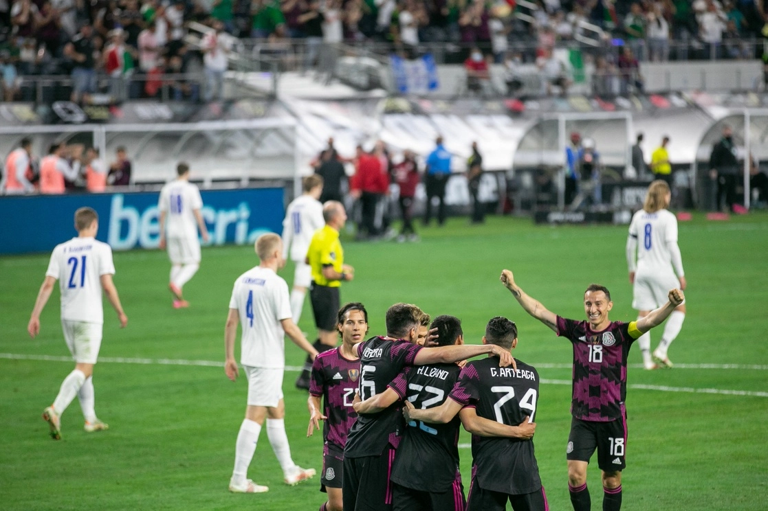 Un doblete de Lozano logró el triunfo para la selección mexicana. Foto Afp