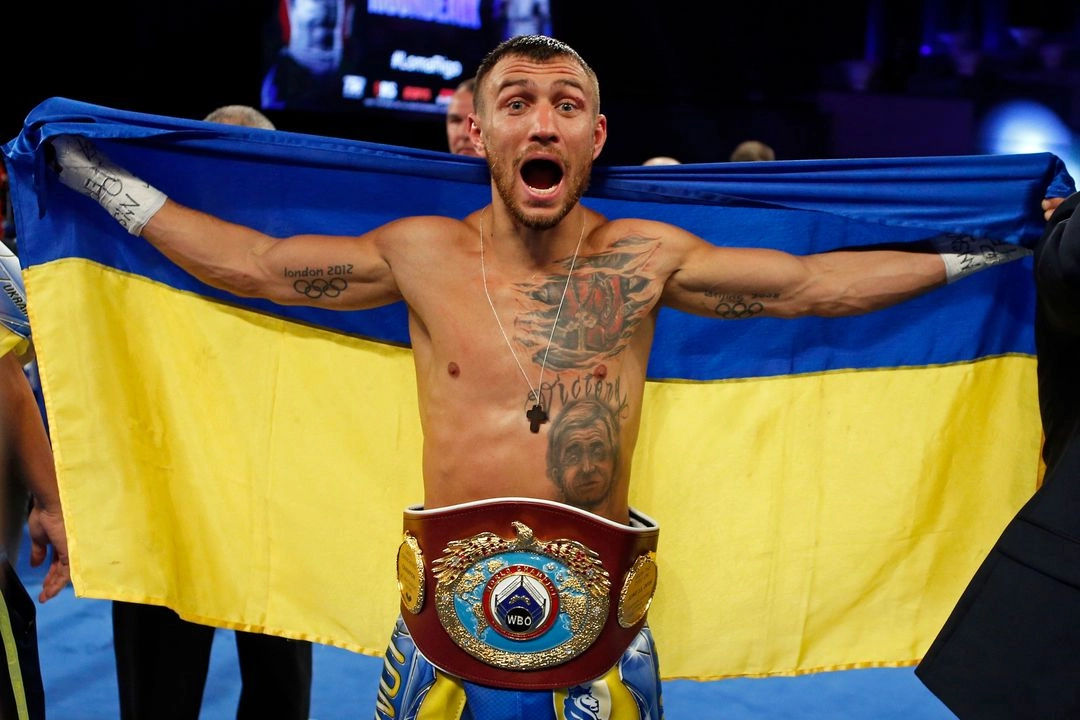 Vasiliy Lomachenko, de Ucrania, celebra tras derrotar a Guillermo Rigondeaux en un combate de boxeo por el título de peso ligero junior de la OMB en Nueva York, el 9 de diciembre de 2017.  Foto