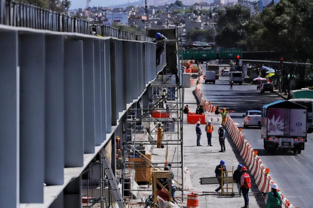 Los trabajos de construcción del trolebús elevado en el Eje 8 Sur Ermita, que correrá de Constitución de 1917 a la UACM Casa Libertad, se intensificaron al entrar a la segunda semana consecutiva en semáforo verde epidemiológico. Foto Cuartoscuro / Archivo