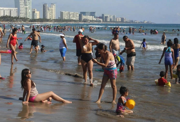Turistas en las playas de Acapulco. Foto Cuartoscuro/ archivo