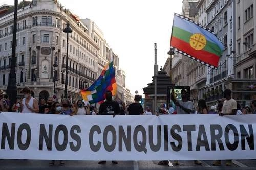 En Madrid, el Escuadrón 421 del EZLN encabezó una marcha por las principales calles de la capital española para recordar los 500 años de la Conquista. Foto Cuartoscuro