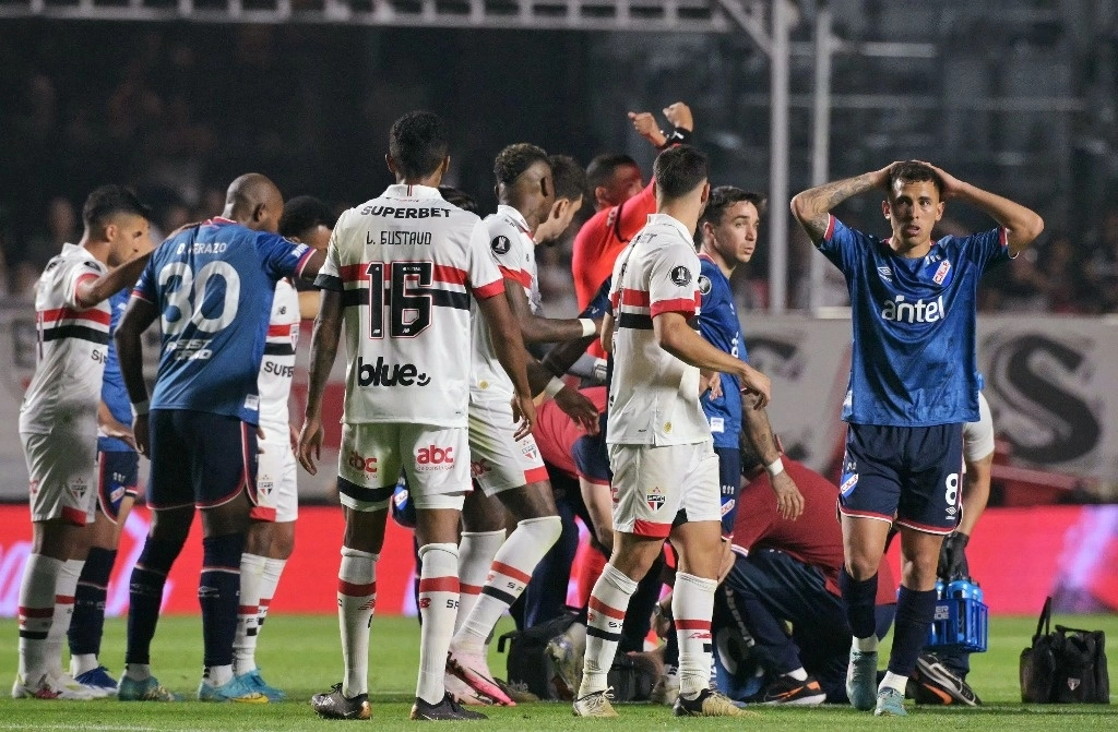 Izquierdo, que reemplazó en el medio tiempo a Sebastián Coates, cayó desplomado a los 83 minutos. Después de varios instantes de tensión, el jugador fue retirado del campo de juego en una ambulancia. Foto Afp.