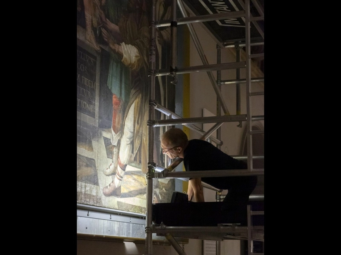 Un trabajador del Museo Victoria y Alberto revisa las condiciones de conservación de uno de los cartones de Rafael. Foto tomada del sitio https://www.vam.ac.uk / Archivo