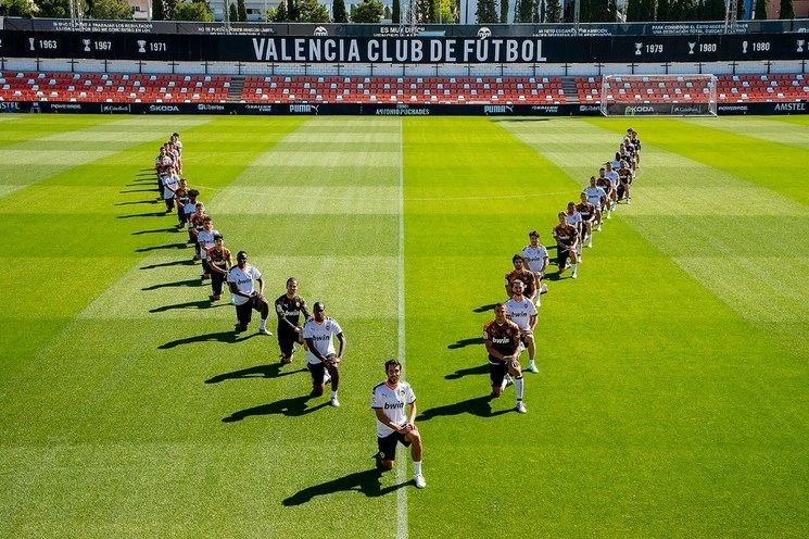 "La plantilla del Valencia CF ha formado una 'V' para recordar los valores del Club: tolerancia, educación y solidaridad, principios innegociables para luchar contra la lacra que representa el racismo", afirmó el club. Foto tomada del Twitter de @valenciacf