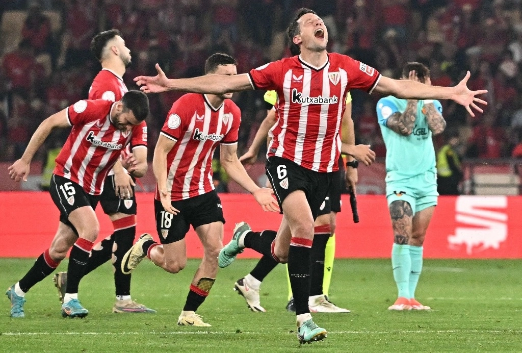 El jugador Mikel Vesga (6) encabeza el festejo del Athletic de Bilbao, que 40 años después vuelve a proclamarse campeón del torneo. Foto Afp 