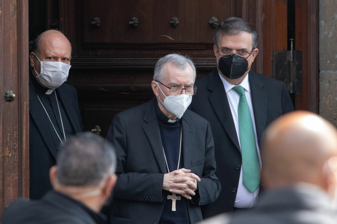 Franco Coppola, Nuncio Apostólico en México; Pietro Parolin, secretario de Estado del Vaticano, y Marcelo Ebrard, secretario de Relaciones Exteriores, salen de Palacio Nacional. Foto Cuartoscuro