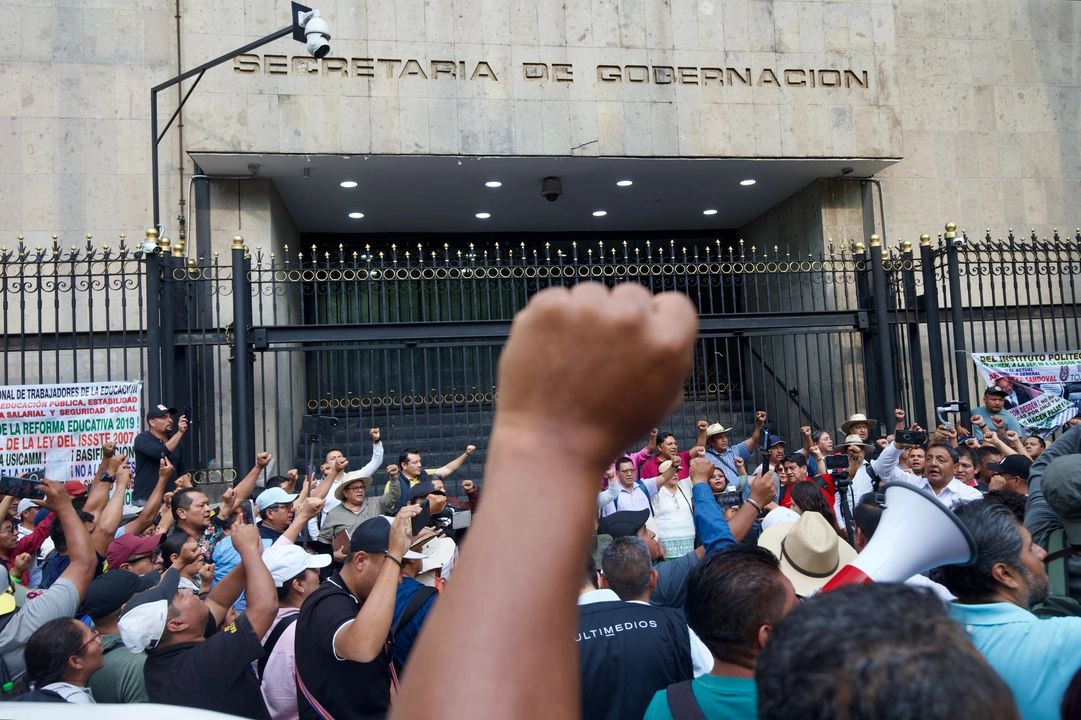 Luego de seis horas de diálogo en la Secretaría de Gobernación, la CNTE concertó un encuentro con la Presidenta para el viernes, lo que causó inconformidad entre profesores que esperaban afuera, pues exigían que se realizara antes. Por la mañana se movilizaron en la ciudad y se mantiene el plantón en el Zócalo. Foto 