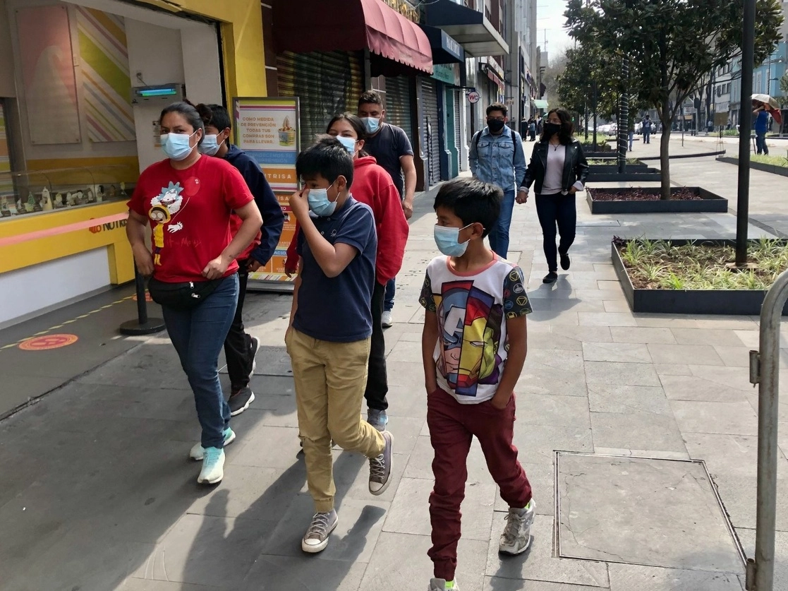 Ayer, en una calle del Centro Histórico durante el semáforo rojo en la Ciudad de México. Foto Luis Castillo