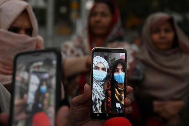 Parientes de estudiantes paquistaníes que viven en Wuhan, la cuna del coronavirus, protestan en Islamabad para exigir la repatriación de sus seres queridos. Foto Afp 