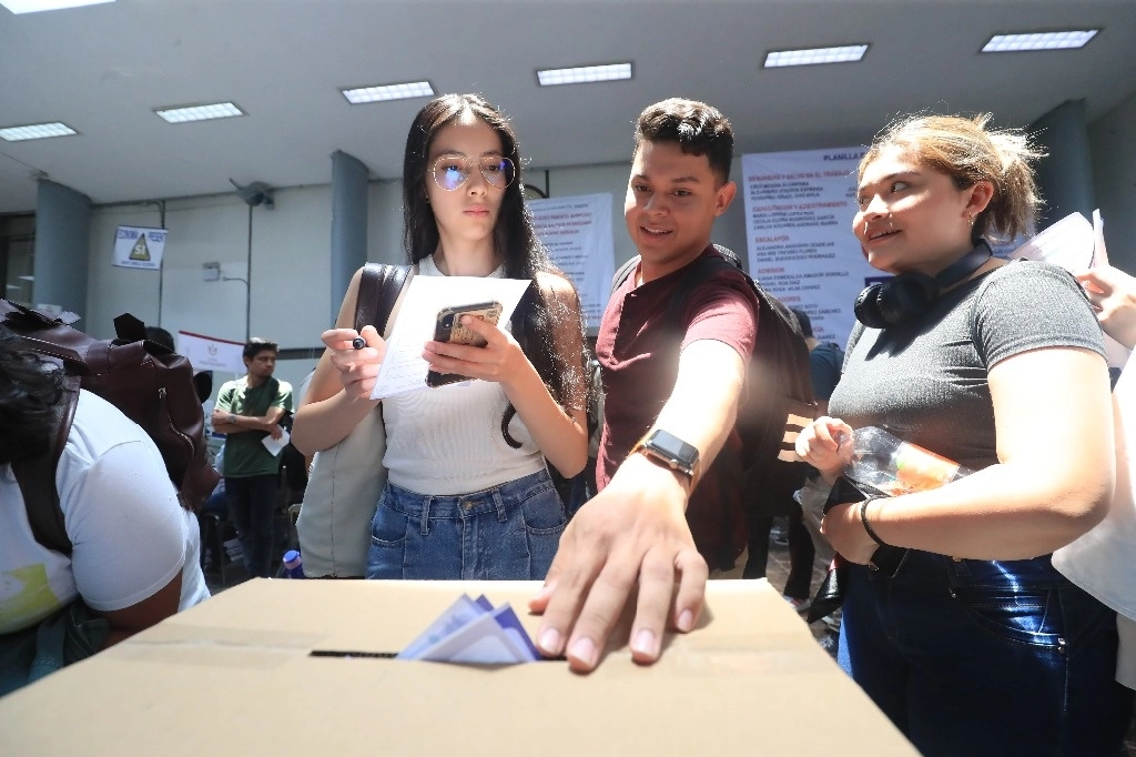 Imagen del simulacro electoral universitario 2024 realizado en días pasados. En esta imagen, alumnos depositan su voto en Ciudad Universitaria. Foto Luis Castillo 