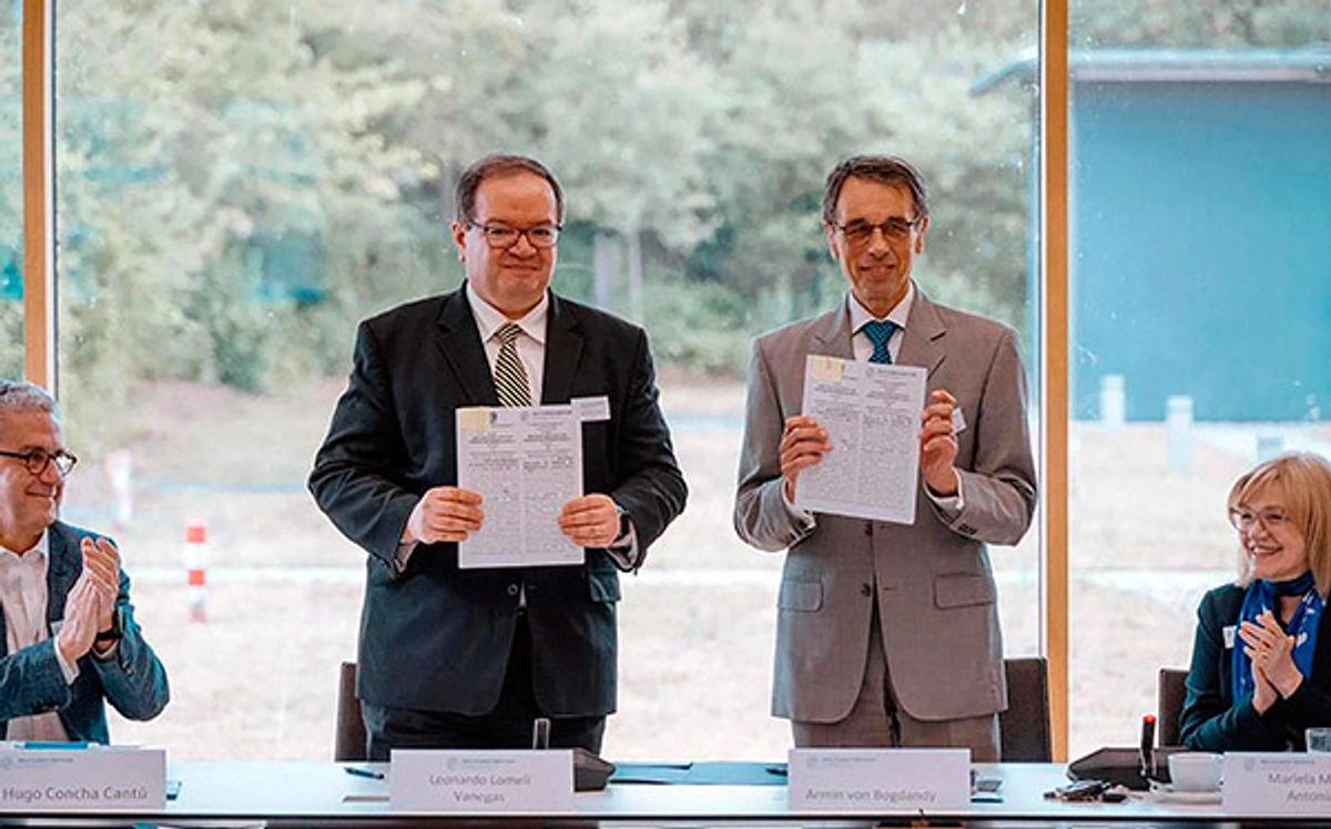 El rector de la UNAM, Leonardo Lomelí, acompañado por el director del MPIL, Armin von Bogdandy. Foto