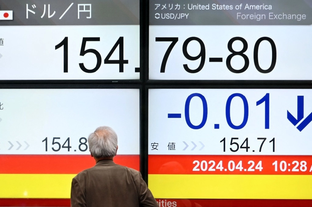 Cotización del yen japonés respecto al dólar estadunidense en Tokio, el 24 de abril de 2024. Foto Afp