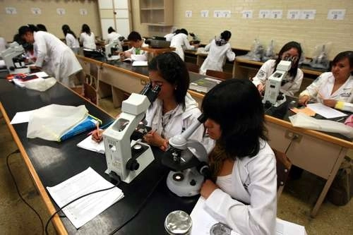 En imagen de archivo, estudiantes en un laboratorio en Ciudad Universitaria. Foto Marco Peláez