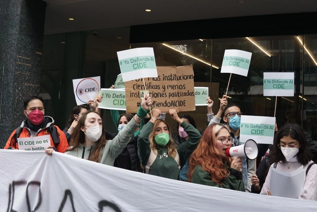 En imagen de archivo, protesta de alumnos y miembros de la comunidad del CIDE en contra de su director José Romero, afuera oficinas generales del Conacyt en la Ciudad de México. Foto Pablo Ramos