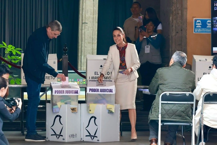 La presidenta Claudia Sheinbaum acude a emitir su voto como parte de la elección judicial, en el Centro Histórico, en la Ciudad de México, el 1 de junio de 2025. Foto